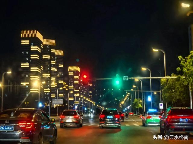 三峡边这样小城，爱了爱了：有独特美食烟火气，有万里长江第一梯