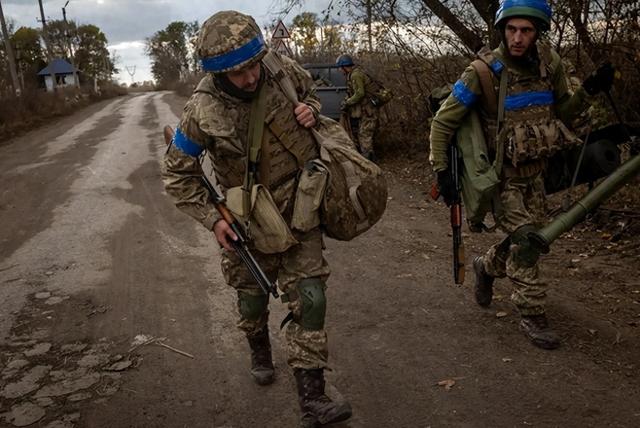 雪上加霜	，红军城失守，德国准备大干一场，不料特朗普连捅两刀？