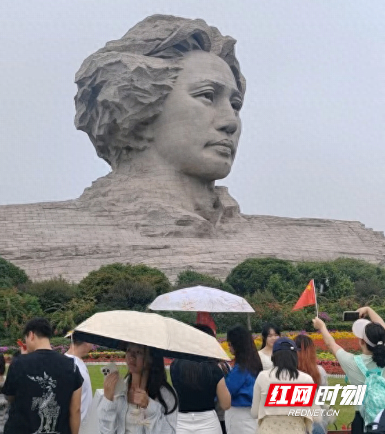 全天瞬时客流超182万人  长沙“双节”假期首日氛围感拉满