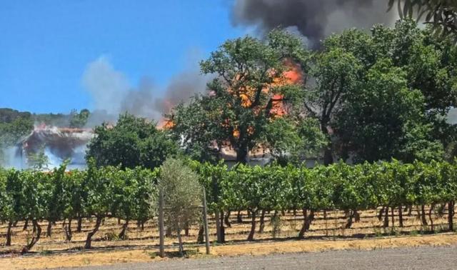 南非一酒庄突发大火！三百年历史建筑被完全烧毁→