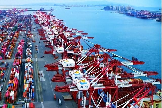 大批战略物资	，纷纷达中国港口，西方世界嗅到了“不寻常”的味道