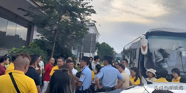 129名游客被滞留服务区6小时，明明是私人订制团，却犹如垃圾被丢