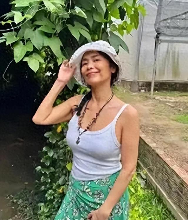 61岁韦唯隐居泰国深山,养牛种田笑如少女!活成多少人羡慕的样子