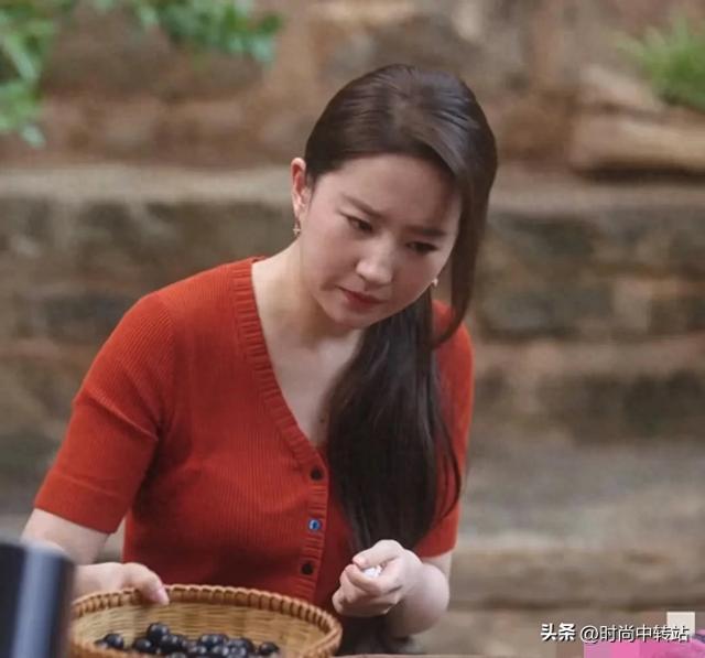 38岁的刘亦菲，像中年妇女，圆润了不少，和普通人一样有点丰润