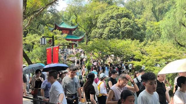 让“方便”更舒心!岳麓山长廊厕所焕新亮相，双节迎客|湘约国庆⑰
