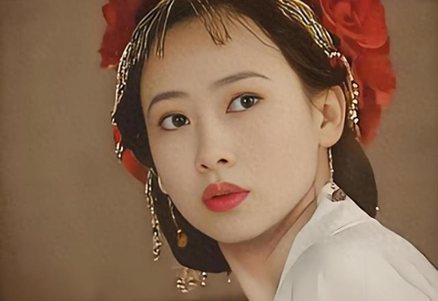 她出身清华大学，因拍三级片与父母决裂，如今再不让女儿进娱乐圈