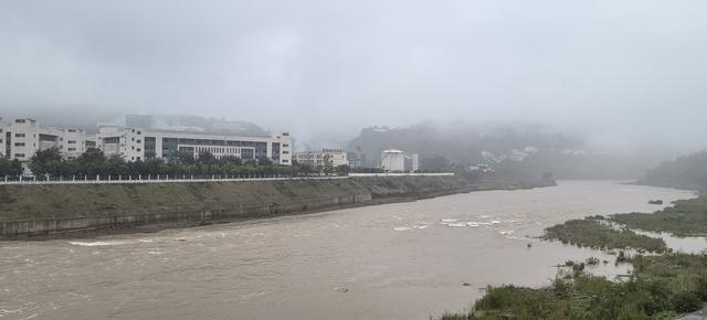 一车一人自驾游（九）：镂空栈道全国第二，看花展缅怀先烈意难平