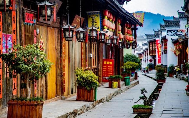 8年烧光50个亿！从人满为患到无人问津，全国古镇为啥批量倒闭？