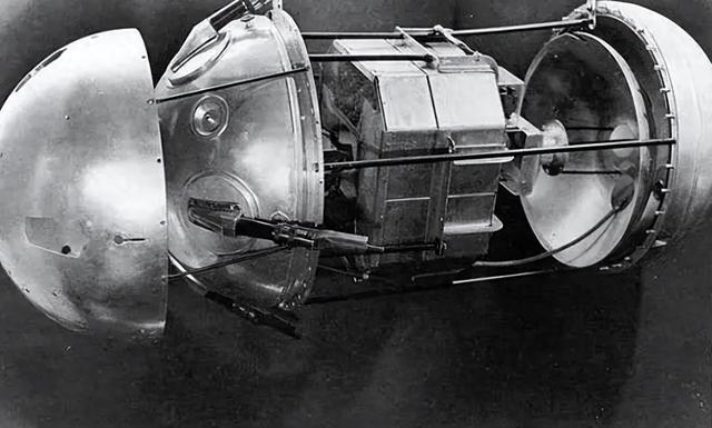 1958年苏联卫星脱轨，预计坠落中国，钱学森凭一道火光算出坠毁点
