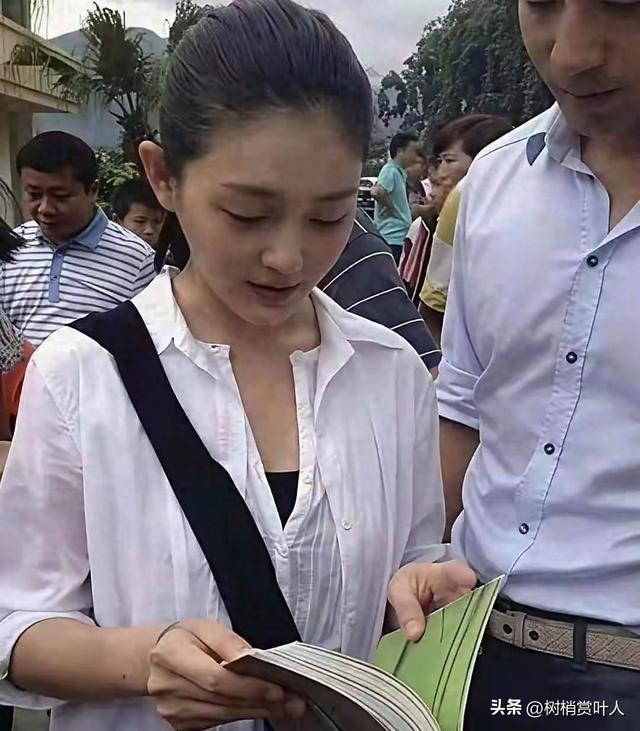 小玥儿一睁眼就让人心软 脸像极了她妈大s 连笑起来弧度都一模一样