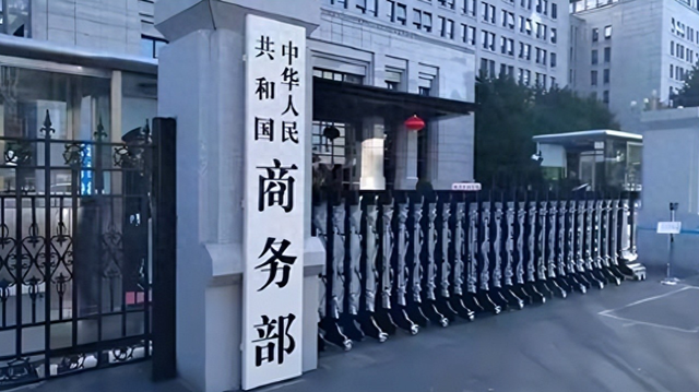 特朗普恐怕没想到，中国突然对美国下狠手，连出两招制裁，6家美企被点名，释放出强烈信号