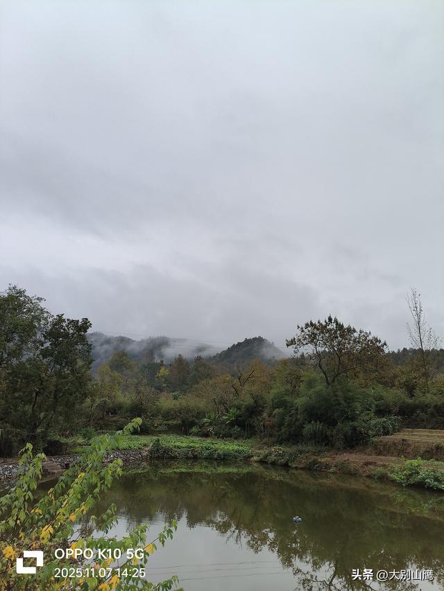 山村的秋天雨后，晨雾中隐藏着神秘