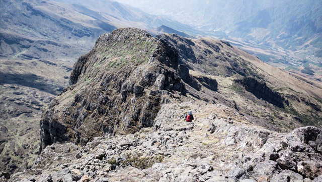 6旬退休夫妻二刷雪岭火峰，结果半路失联，其中一人坠崖遇难