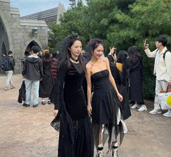 北京环球影城偶遇明星，佟丽娅露“副乳”太尴尬，46岁董璇脸垮了