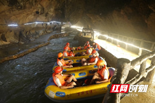 国庆探秘郴州北湖万华岩景区：地下溶洞享清凉 奇景漂流受青睐