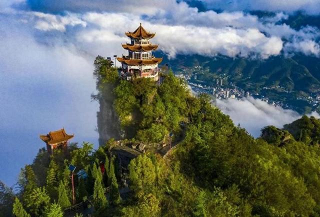 重庆冷门县城，至今没有铁路过境，被高铁遗忘，却暗藏世界级景点