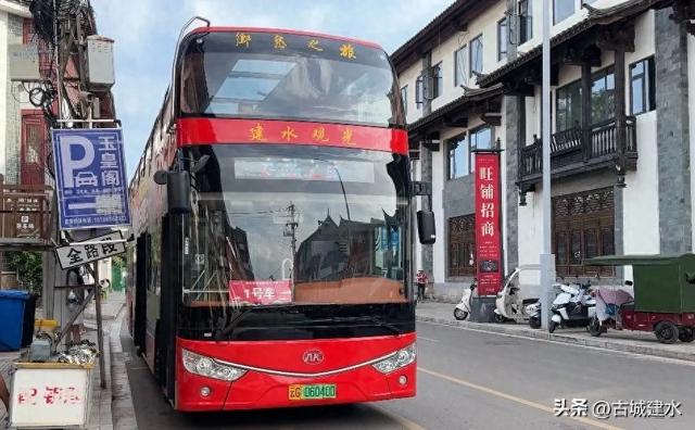 建水双层巴士暑期火爆 古城旅游再添新亮点