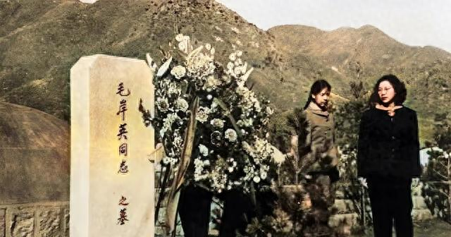 1959年，刘思齐首次为毛岸英扫墓，悲痛难掩，妹妹邵华在旁陪伴