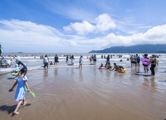 浙江舟山：东海之滨迎来暑期“游客潮”