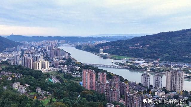 四川优雅的城市，极致美景和特色美食很多，有“天府之肺”的美誉