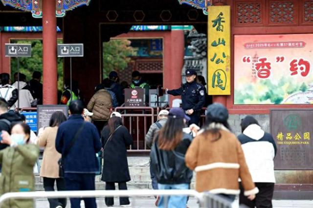 大美北京｜北京海淀警方护航市民赏彩叶  已经设置215块救助警示牌
