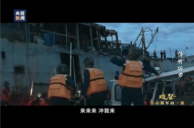 中国拖离菲仁爱礁侵权船只，菲方掏出枪支，我海警：来，快冲我来