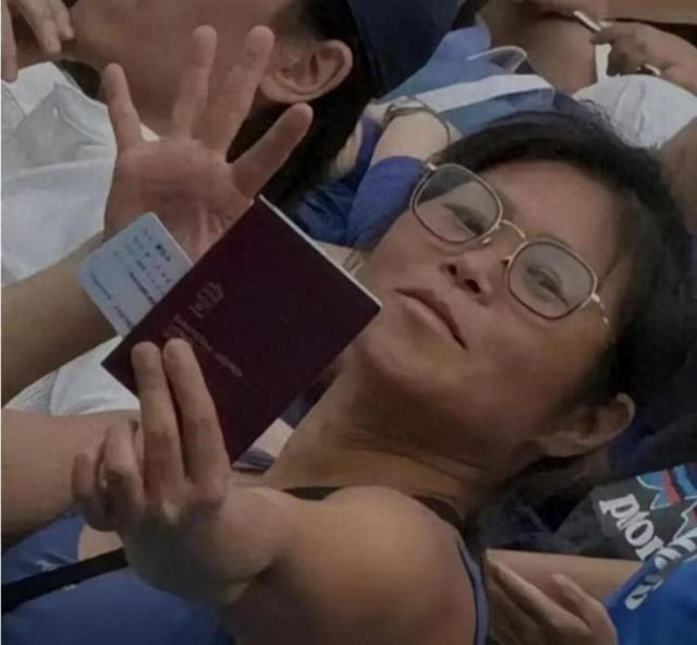越扒越有！上海闹事护照姐生活萎靡，前男友也不一般，邻居曝更多