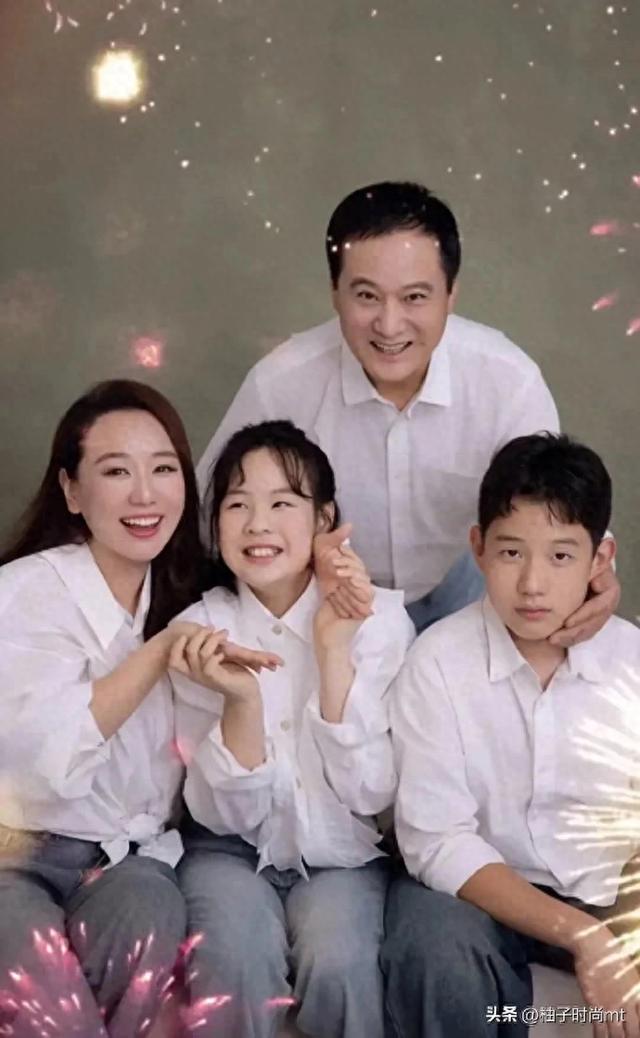 关凌一家四口拍照，老公看着比她大20岁，儿子全程冷脸但长得帅！ ​​​