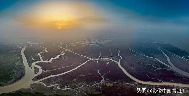 辽宁盘锦：红海滩国家廊道日出美景如画