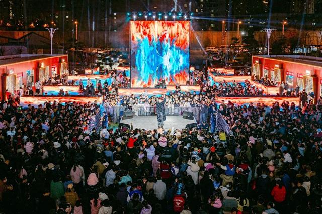 璀璨光影点亮冬日夜空，太原奥莱打造三晋首个千平光影迷宫——小雪节气浪漫飘雪，视听盛宴引爆冬季热潮