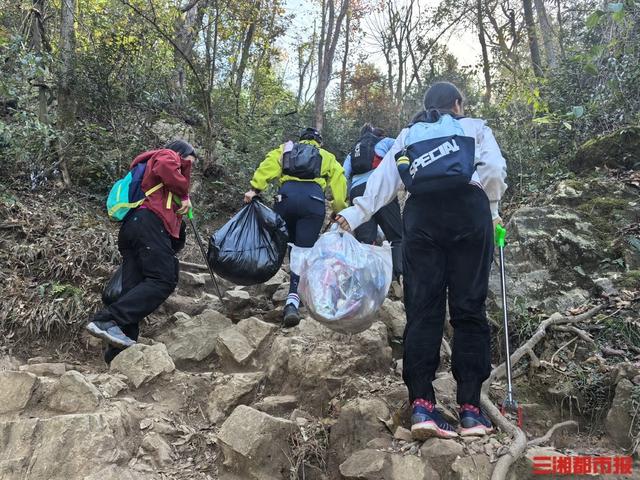 她们自发组团山林“清野”：请您带走垃圾，只留下回忆