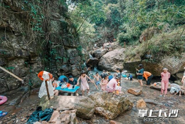 组图 |  西瓜泡溪水、水枪激战！宁乡天龙峡解锁40℃高温下的“瀑布冰镇”模式