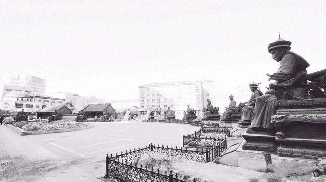 2005年沈阳，皇寺广场上的清十二帝像