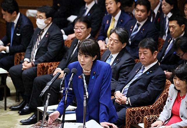 被逼迫辞职后，高市或再也不敢叫板中国，洪秀柱一语成谶