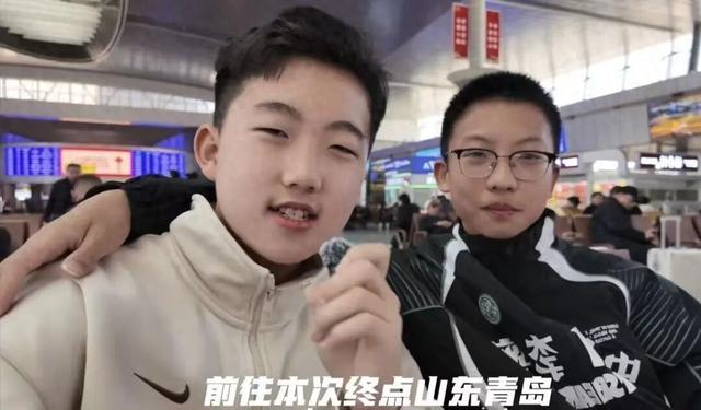 14岁俩小孩哥独自勇闯青岛！爬崂山看海景坐游船吃海鲜，用运动相机、无人机拍vlog