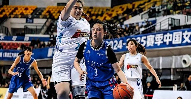 铁人兵团4攻略（女篮惊现铁人五项五人军团打满全场）