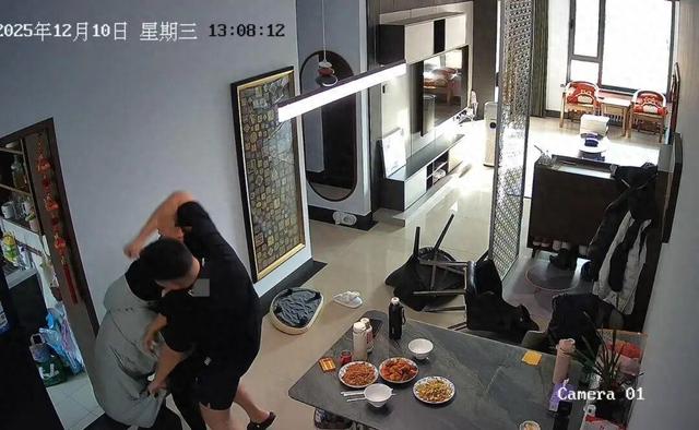 女子产子55天后被丈夫家暴，监控拍下拖拽拳打持菜刀	，警方行政立案后妇联介入，受害女子提出离婚诉求