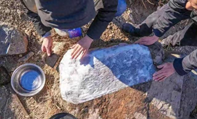 驴友立大功！北京深山惊现1800年界碑，这三个字改写历史