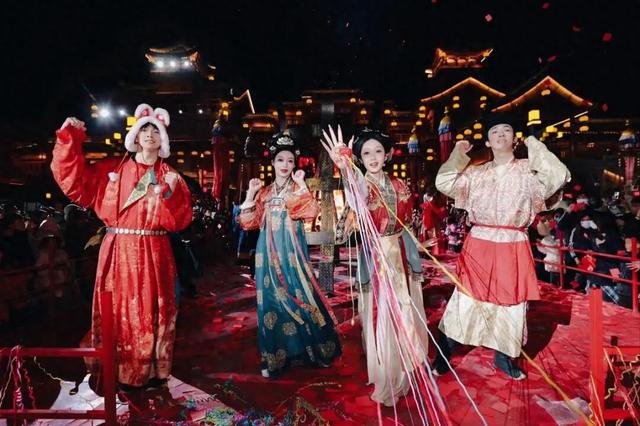 排队2小时，互动1分钟，年轻人“爱上”景区NPC