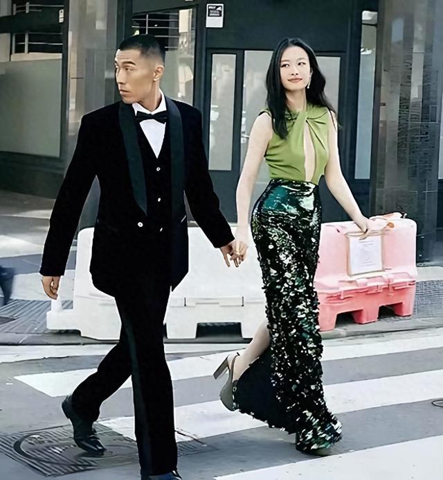 倪妮和男友逛街，男生一身帅气西装，她身材超级棒！两人看着好搭
