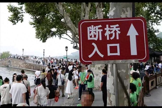 国庆出行成“人海战术”景区爆满高速堵成“猪肝”。