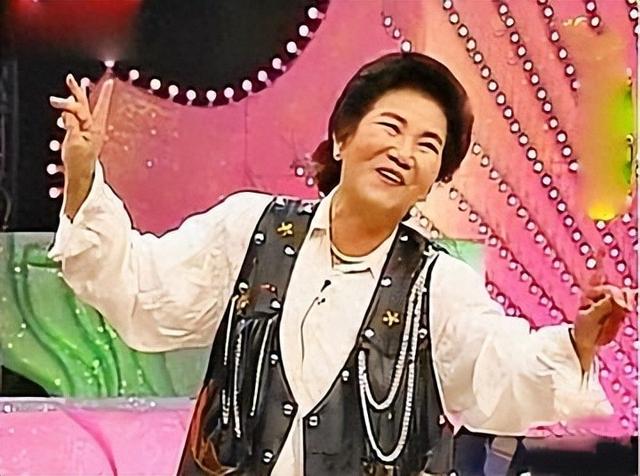 31岁章泽天现身迪拜	，2万块穿搭被嘲“奶奶装	”，住5位数一晚酒店