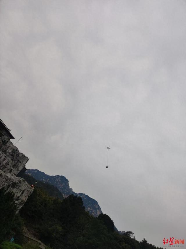 夜爬泰山失联遇难的李小龙遗体被无人机运下山 父母已申请尸检，希望知道死因