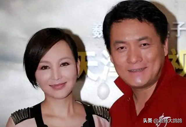 她19岁与导演私奔，在地下室裸婚连生3胎，今被丈夫用7部剧捧红