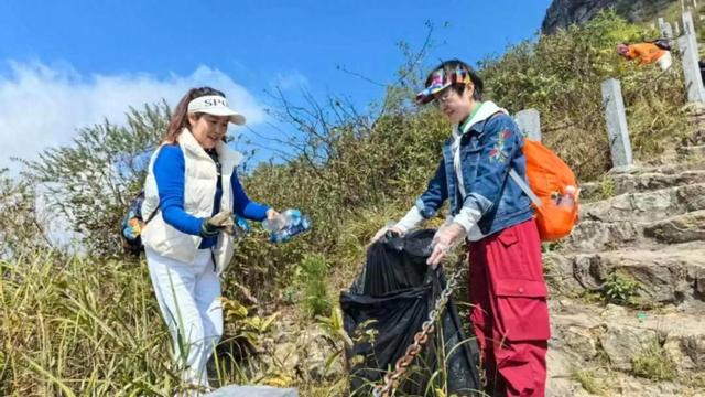 新干海拔1169.1米山顶的别样风景