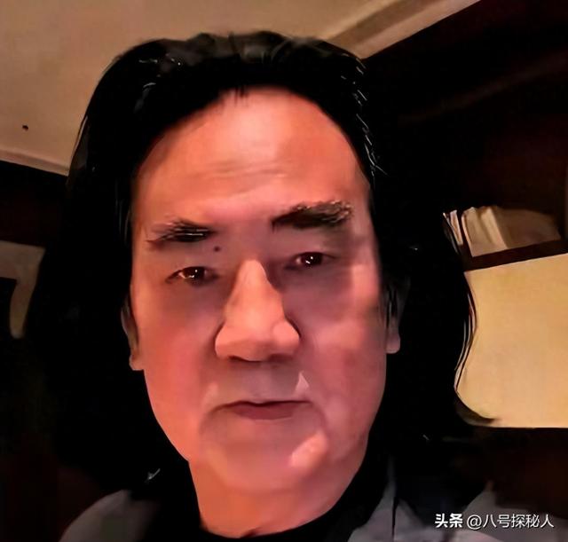 74岁张纪中“服老”了，剃胡须染黑发年轻20岁，和杜星霖更般配