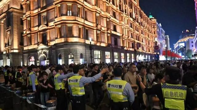 太疯狂！外国游客涌入上海商场狂买：我们国家买不到！有人开门前就在等：想花钱了，没有预算