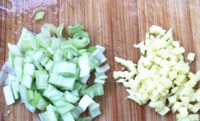 做酸菜炒粉条，不能将酸菜直接下锅，大厨：多做一步，入味还解馋