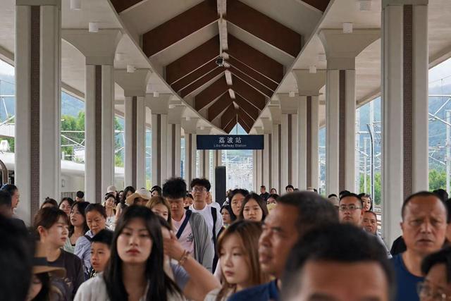 贵南高铁开通两周年助力荔波旅游持续火热