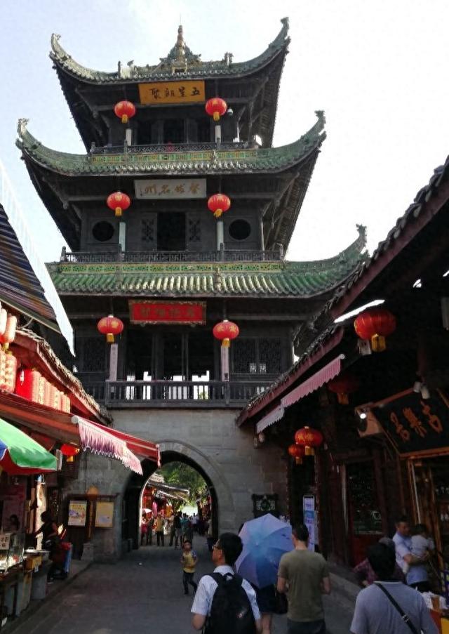 从近期各地旅游现清总兵和副将巡城照，想到阆中古城清蒙将军巡城